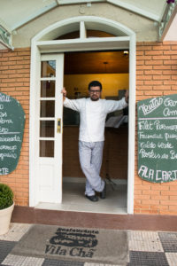 Chef Nelson Gonçalves Júnior na porta do seu restaurante português, Vila Chã, localizado em Campos do Jordão - SP
